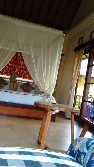 高い天井、天蓋付きのベッド