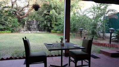 朝食はちょっと寒いがテラス席が素敵