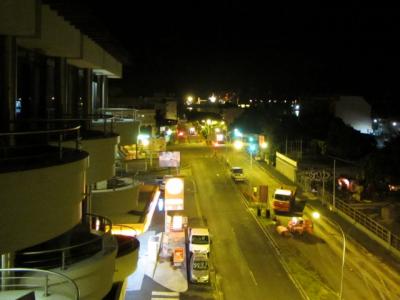 バルコニーからパペーテ港を見る