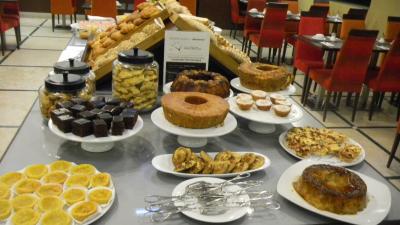 きれいで新しいホテルで朝食ブッフェが豊富だった。