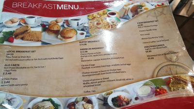 朝食はB1のプールサイドにあるカフェ