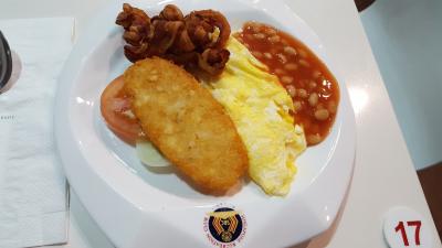 卵料理と肉を選べます