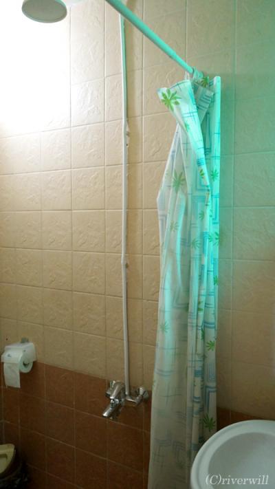 シャワーカーテンあり、ホットシャワー完備