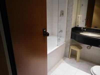 コンパクトなバスルーム。バスタブはありました。