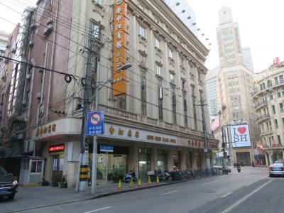 南京東路の北側すぐの立地