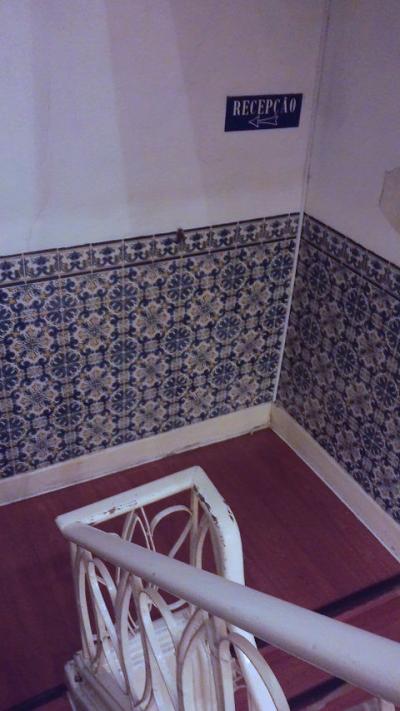 廊下にタイル　ポルトガルらしい