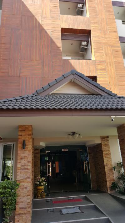 道沿いから一歩入るとこの建物が目に入ります。