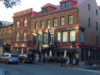 左がホテル、右がビストロ