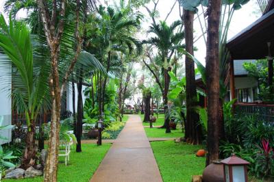 この先がプール、ビーチ、レストランがある