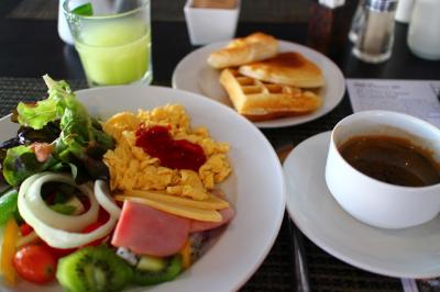 おかずは種類多く、パンケーキやワッフルは焼きたてがおいしい