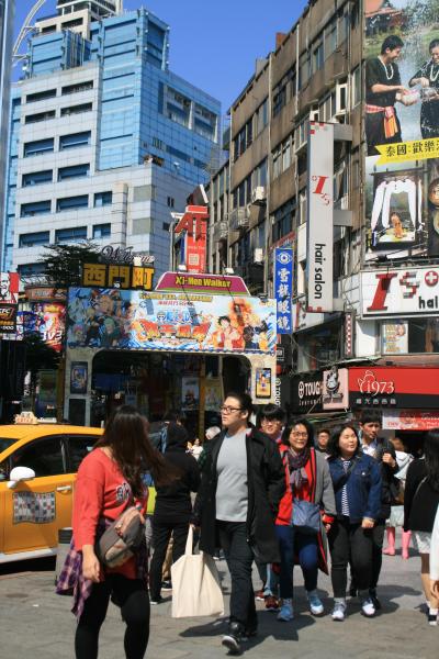 西門駅６番出口を出て右側、西門町入口がありました。