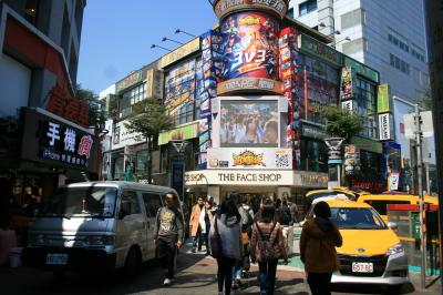 まっすぐ行くと変則的な交差点。向かって右(ユニクロ方面）へ。