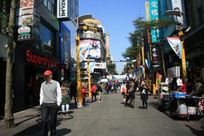 右側の屋台を気にしながらまっすぐ歩きます。