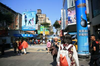 左手に青い看板のお店が見えたら左に曲がります。