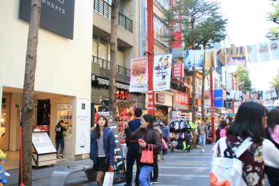 かばん屋さんが左側にたくさんあります。まっすぐ行きましょう。