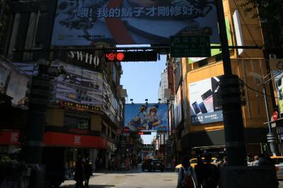 暗いですが西寧南路の信号が見えてきます。ここを渡ります。