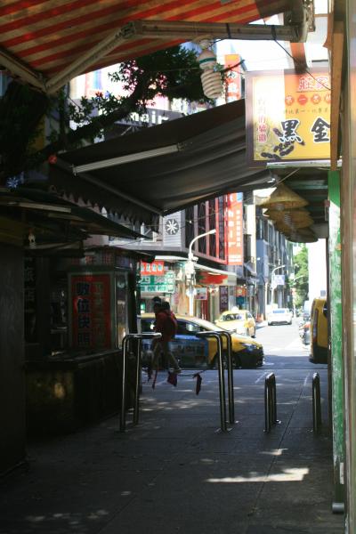 通りの出口です。左に曲がります。