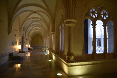 昔の回廊をホテル内の廊下として利用。ここを歩いて朝食へ!