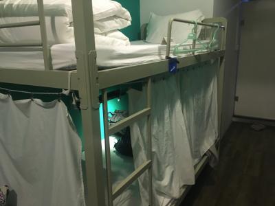 ベットには読書灯がありました。