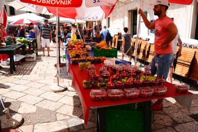 価格は高めですが、市場の感じを楽しめます。