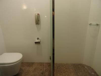 左がトイレ、右がシャワールーム