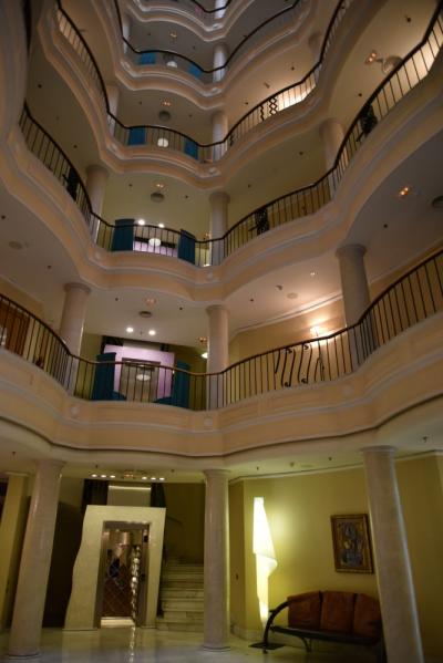 レセプションの上は吹き抜けです