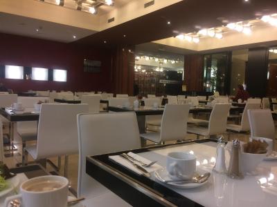 レストランは広くゆっくりできます