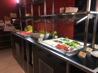 サラダも温かいおかずもありました