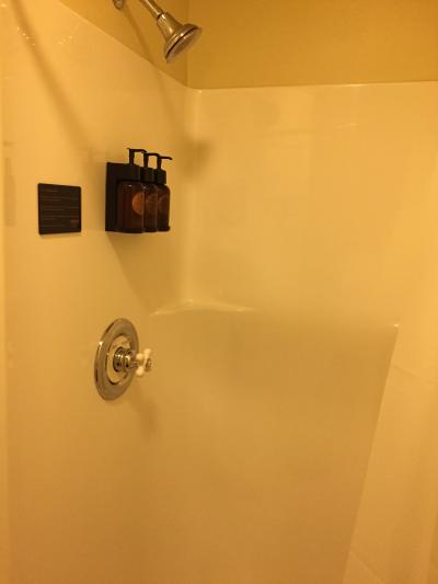シャワールーム。狭い。