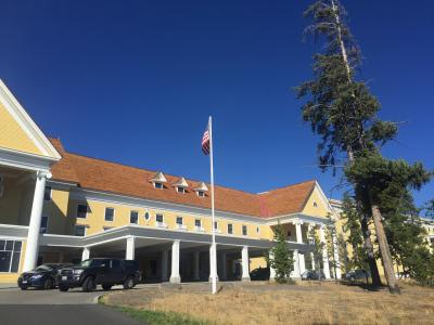 湖畔の落ち着いたホテル