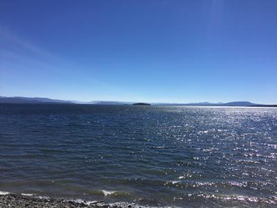 メイン棟から見たイエローストーン湖