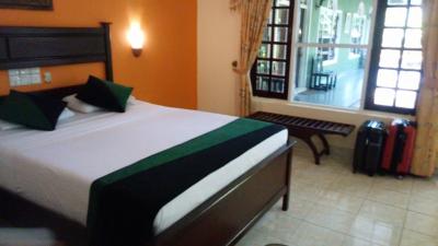 カーテンをしないと外から丸見えです