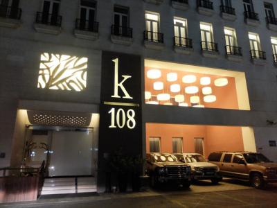 夜に見たK108ホテルの外観。