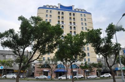 広い通りに面したホテル