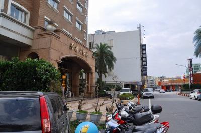 ホテルの入り口と前の道路