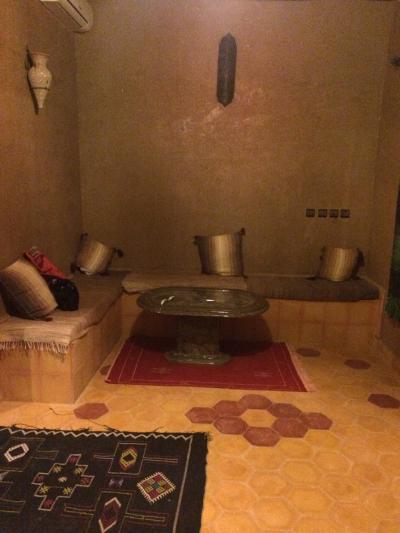 お部屋のドアを開けるとリビングがあります