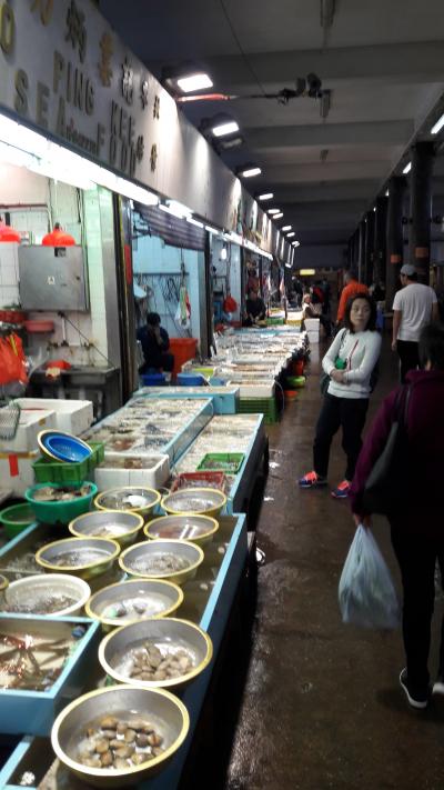香港島・北角⇔九龍・紅&#30945;（ホンハム）を運航しているファーストフェリーの北角の港は魚市場だった