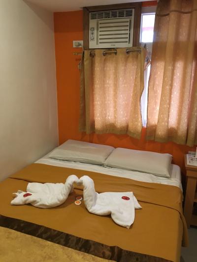 ダブルベッドの個室でバスとトイレは共同のタイプの部屋です。