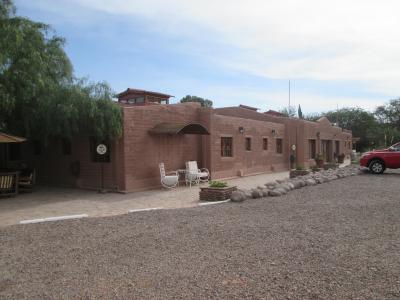 フロントとレストランがあります