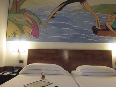 ベッドの上の絵がart décoなのでしょうか