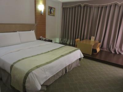 ダブルベッドも広めで座椅子式の机・浴衣式