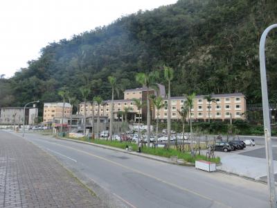 手前が駐車場でバス停もヤシの木のあたりです