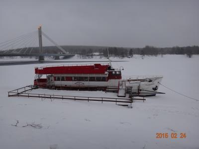 川が凝りついて動かない船