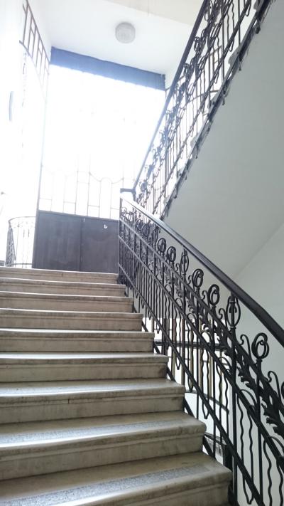 建物内の階段。エレベーターもある。