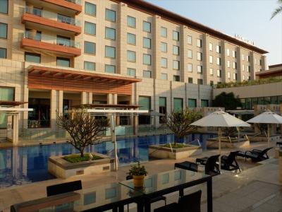 中庭のプールや…、