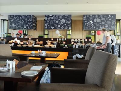 朝食会場。インド料理が多いという印象でした。