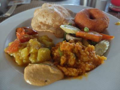 朝食ブッフェの内容の一部。カレー類のお味はなかなかよし。