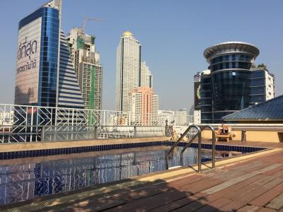 スラサック駅から徒歩1分の便利なホテル　建物は古いが部屋は広くて綺麗でプール付き