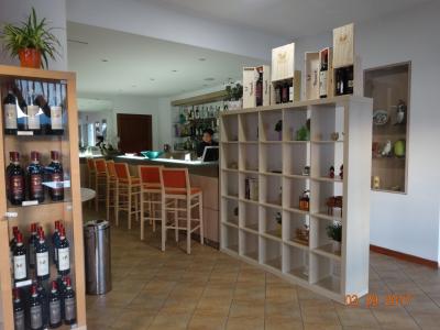 玄関ロビーからすぐにバーカウンターがあり、軽く飲める感じです