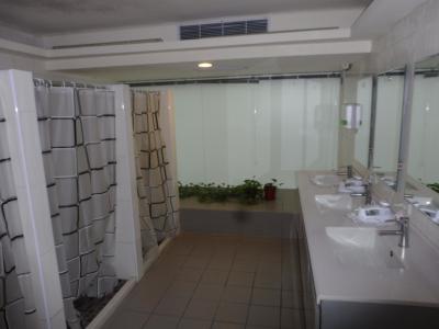 ドミトリールーム用のシャワールームに洗面台